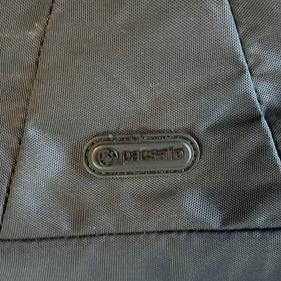 Pacsafe crossbody bag - Picture 2 of 5